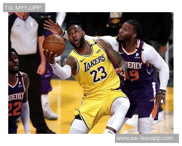 布克三节狂砍33分5助攻表现出色罚球命中率高达86 布克三节狂砍33分5助攻表现出色罚球命中率高达86