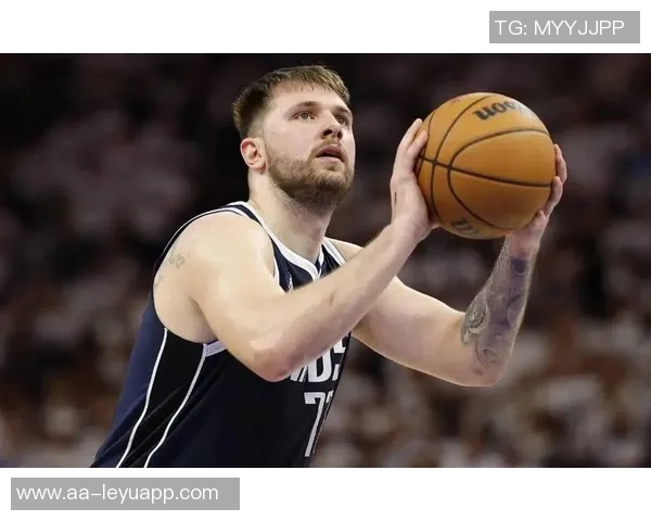 东契奇向里夫斯展示扭伤手指里夫斯惊呼难以置信的反应引发热议